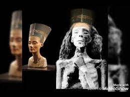 كان إخناتون متزوجاً بزوجته الملكة الرئيسية نفرتيتي التي كانت تشاركه الفكر في عبادة آتون وتظهر معه في الاحتفالات الدينية وترافقه في كل مشاهده. Asoapylrlimvdm