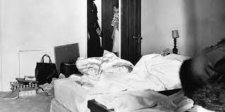 Norma jeane mortenson), в крещении но́рма джин бе́йкер. Marilyn Monroes Tod Was Hielt Unbekleideter Leichnam Im Bett In Der Hand Mopo De