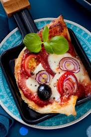 Raclette Grill Abend Luftige Salami Pizza Pfannchen Rezept In 2020 Rezepte Kochen Und Backen Pizza In Der Pfanne