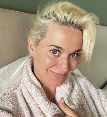 Katheryn elizabeth hudson (born october 25, 1984), known professionally as katy perry, is an american singer, songwriter, and television judge. Katy Perry Shares Makeup Free Selfie Showing Off Pregnancy Glow