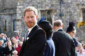 Prinses charlotte vergezelde grote broer prins george gisteren voor het eerst naar de thomas's ook deelde kensington palace een video van de eerste schooldag, waarin we prinses charlotte. Volgens Zijn Bekende Buurman Heeft Prins Harry Een Nieuwe Look Hij Heeft Nu Lang Haar In Een Staart Meghan Markle Hln Be