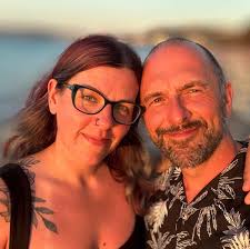 Looking at moving to waterthorpe is it a nice area.also is the tram close  by thanks