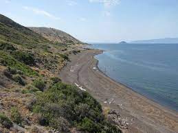 Santorini, view of nea kameni and akrotiri, the legendary atlantis. Nisyros Diakopes Panw Se Enan Krathra Lifo