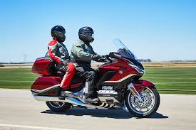 ➥ schauen sie ein motorrad, das lange strecken komfortabel zurücklegt, ist der honda gl 1800 gold wing tour 2021. 2021 Honda Gold Wing Tour Dct First Ride Review Rider Magazine