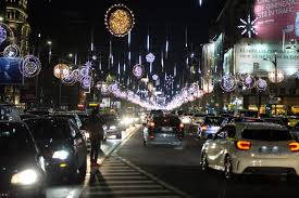 Patru milioane de beculeţe colorate şi peste 5.000 de instalaţii şi decoraţiuni luminoase vor împodobi bulevardele şi intersecţiile din sectorul 4 al capitalei, cu ocazia sărbătorilor de iarnă, potrivit unui comunicat al autorităţii locale. Cand Se Aprind LuminiÈele De CrÄciun In BucureÈti
