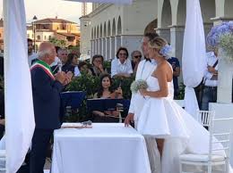 Da giorni la giornalista riceve insulti rivolti a lei e ai figli sui social network, per essersi separata e aver la giornalista e conduttrice tv francesca barra sta denunciando su facebook i pesanti insulti che ha ricevuto negli ultimi giorni sui social network. Claudio Santamaria E Francesca Barra Sposi A Policoro E Lui Le Fa La Serenata Corriere It