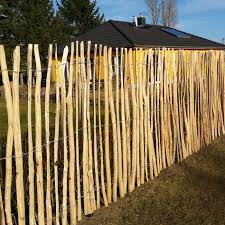 Der Langlebige Haselnuss Staketenzaun Eignet Sich Fur Eine Rustikale Attraktive Gartengestaltung Das Zaunelement Is Gartengestaltung Unbehandeltes Holz Holz