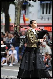 Grande Parade Des Nations Celtes 65 Escoles De Gaitas De Ortigueira Galice Gaitas Traje Tradicional Vestidos Tradicionales