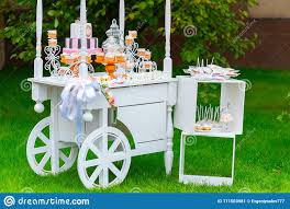 Hoy en día un candy bar cumpleaños adultos suele estar compuesto por accesorios como: Candy Bar Carrito De Madera Blanca Con Dulces Decorados Con Globos Imagen De Archivo Imagen De Candy Madera 171503981