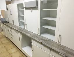 Diese speziell auf wenige personen zugeschnittenen küchen bieten alles, was in einer küche benötigt wird und beanspruchen dabei meist nur eine wand. Hausmarke Musterkuche Schone Grosse Kuche In Hochglanz Lack Weiss Gebraucht Ausstellungskuche In Glauburg Stockheim Von Gunk