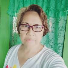 Naglagay ng mga krus sa mass graves sa Tacloban ang mga kaibigan at pamilya  ng mga biktima ng Yolanda kahit di nila alam kung saan talaga banda  nalibing ang kanilang mga mahal