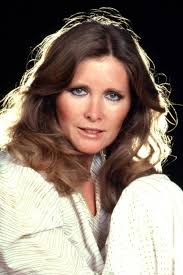 251 Folgen lang war Victoria Principal zwischen 1978 und 1987 in der  Kult-Serie Dallas zu sehen: Als Pamela Barnes Ewing war sie darum bemüht,  die moralischen Standards im schmutzigen Ölgeschäft nicht gänzlich