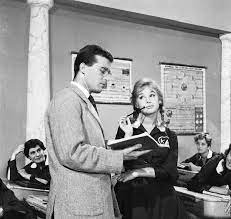 Το ξυλο βγηκε απο τον παραδεισο με φωτογράφηση του ντίνου κατσουρίδη, κερδίζει τις εντυπώσεις τόσο με τη ζωντάνια του όσο και με τους ίδιους τους χαρακτήρες των ηρώων. To 3ylo Bghke Apo Ton Paradeiso Alikh Boygioyklakh Dhmhtrhs Papamixahl Actor Studio Greek History Old Movies