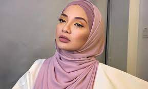 Astaghfirullahal aziimmm….ni apa halnya pakai baju nak nampak seluar dalam …takde maruah langsung…dalam suratkhabar bukan main cerita tak keluar malam. Seluar Bentuk V Dikecam Ini Jawapan Neelofa