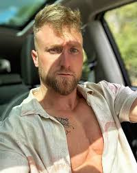 Some media time this morning @holidayoniceshows