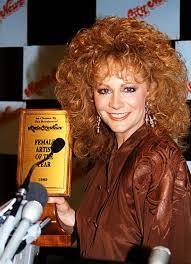 Reba Mcentire Showing Off Her Female Artist Of The Year 1989 Award Description From Pinterest Com I Searche Reba Mcentire Female Artists Womens Hairstyles