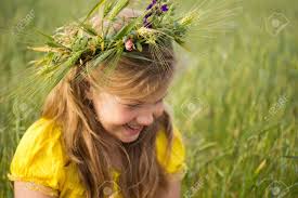 Pruno selvatico, strangolacane, susino di macchia, sgancio, strozzapreti, susino selvatico ecc. Immagini Stock Bella Bambina Sul Prato Una Corona Di Spighe Di Grano E Fiori Selvatici E Sui Suoi Capelli Biondi Image 13707179