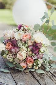 Hochzeitsblumen lila blumengestecke hochzeit blumen gestecke blumenschmuck rustikal rosen. Brautstrauss In Vintage Berry Colours Foto C Ziener Bridal Flowers Flower Bouquet Wedding Vintage Bridal Bouquet