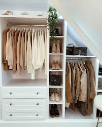1001 Ideen Fur Ankleidezimmer Mobel Die Ihre Wohnung Verzaubern Werden In 2020 Ankleide Zimmer Begehbarer Kleiderschrank Dachschrage Kleiderschrank Fur Dachschrage