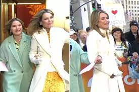 Savannah Guthrie Cries While Greeting Fans on Today Show Plaza During First  Broadcast Back