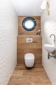 wc avec carrelage imitation bois et carrelage blanc en relief deco toilettes amenagement toilettes idee deco toilettes