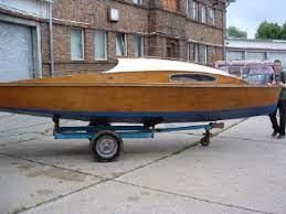 Ein rundspant mit relativ glattem unterwasserschiff und nur 2,8 cm rocker (biegung vom bug zum heck) das heck ist mit ca 20 cm relativ schmal. Knickspant Wikipedia