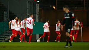 Rot weiss essen hat die pokalsensation geschafft und den vorjahresfinalisten bayer leverkusen nach 120 spielminuten mit 2:1 besiegt. 4th Tier Essen Shock Leverkusen In Dfb Pokal To Reach Quarterfinals Thescore Com