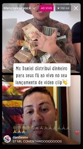 Mc Daniel distribui dinheiro para seus fãs ao vivo no lançamento do vídeo  clip