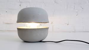 In This Episode Of Homemade Modern Ben Uyeda Shows How To Make A Concrete Lamp Out Of 2 Bowls A Jar And Some Concrete F Betonlampe Selbermachen Beton Lampen