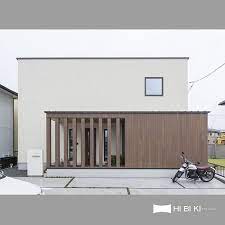 通り土間ポーチを アクセントにした 北入りデザインの家 濡れない 隠せる しまえる の3拍子 バイクや自転車置き場にも 外観デザイン 外観おしゃれ 自転車置き場 バイク 玄関 玄関ポーチ 通り土間 自然美と機能美をコーディネートした