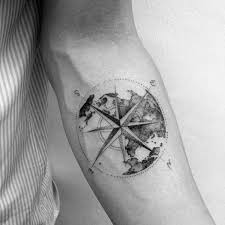 40 Geometrische Kompass Tattoo Designs Fur Manner Coole Geometrie Ideen In 2020 Geometric Compass Tattoo Compass Tattoo Men Compass Tattoo
