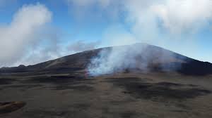 It is currently one of the most active volcanoes in the world, along with kīlauea in the hawaiian islands. Piton De La Fournaise Toutes Les Images Des Fontaines De Lave Vues Du Ciel Reunion Actu Orange Reunion