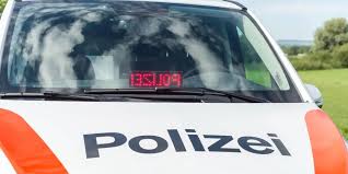 Frauenfeld TG: Autofahrer prallt in 16-Jährige und fährt weiter