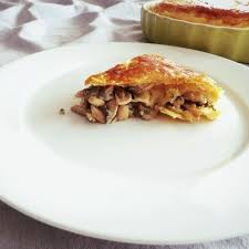 Lapetitecantine Petit Apercu De L Interieur De La Tourte Aux Cuisses De Grenouilles Et Aux Champignons De Paris Food Food Miam Champignon De Paris Recette