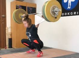 Using a men's bar and wearing the atg shirt ?? 1 Snatch 1 Overhead Squat A 110 Kg Pour Loredana Toma Wodnews