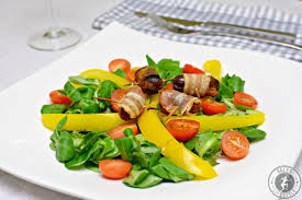 Datteln Im Speckmantel Auf Buntem Feldsalat Rezept Paleo Rezepte Rezepte Datteln Im Speckmantel