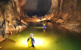 Son doong yang luas di dalamnya sekitar 262 x 262 kaki dan memiliki panjang sekitar 2,8 mil, dan tinggi 180 meter. Hang Son Doong Gua Paling Besar Di Dunia Yang Terletak Di Vietnam Iluminasi