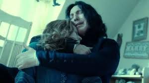 Habe ich einen kleinen Kontinuitätsfehler entdeckt oder übersehe ich etwas?  Im ersten Film trägt Lily einen schwarzen Rollkragenpullover, als sie  getötet wird, aber im letzten Film trägt sie etwas anderes, als Snape