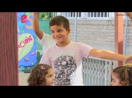 Las fiestas infantiles son una ocasión muy importante en la vida de un niño, debido a que es el momento de compartir con sus amigos y por ello, es importante saber animar una fiesta infantil, ya que los niños son clientes difíciles de complacer y entretenerlos puede resultar un poco complicado. Como Animar Una Fiesta Infantil Padres