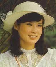 Born 29 september 1992), also known as charlie zhou, is a chinese singer. å¥¹æ›¾ä¸Žæž—é'éœžé½å èŠ±å…«ç™¾ä¸‡19å¹´åš19æ¬¡è¯•ç®¡ åŽä¸å¹¸æ‚£ç™Œè¢«æŠ›å¼ƒ