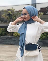 Image May Contain One Or More People And People Standing Islami Moda Basortusu Modasi Turban Kiyafetler