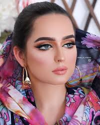 22 Likes 0 Comments بوتيك شمسه المهيري Shamsaalmehairi4 On Instagram ثوب الراقي الاكاونت Bridal Makeup Looks Beautiful Makeup Brunette Beauty