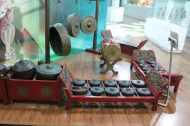 Gong juga dimainkan bagi mengiringi permainan wayang kulit di indonesia.gong merupakan alatan penting yang berperanan sebagai bunyi tulang belakang dalam essemble persembahan muzik gamelan. Gamelan Sunda Alunan Indah Yang Mendayu Indonesia Kaya