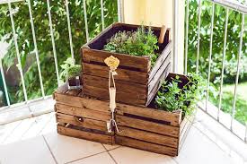 Diy Krautergarten Aus Weinkisten Fur Den Balkon Always Like A Feather Fashion More Diy Krautergarten Weinkisten Do It Yourself Krautergarten
