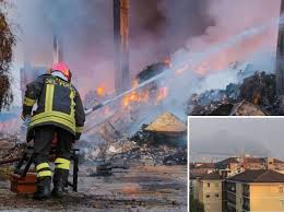 Il rogo è divampato in un centro commerciale attorno a mezzanotte e mezza e subito si sono attivati carabini. Incendio A Milano Appello Comune Tenere Ancora Chiuse Le Finestre Corriere It