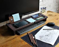 Office Desk Organization 101 Quick Tips For Avoiding Office Desk Clutter Acessorios De Mesa De Escritorio Mesa Organizada E Ideias De Decoracao Para Casa