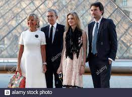 He is also the chairman, ceo and main. Lvmh Chef Bernard Arnault 2 L Seine Frau Helene 1 L Und Sohn Antoine Arnault 1 R Und Sein Begleiter Russische Model Natalia Vodianova Posieren Bei Einem Fototermin Als Sie Ankommt Um Ein Abendessen Zu Besuchen