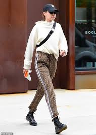 Gigi hadid‏подлинная учетная запись @gigihadid 18 янв. Gigi Hadid Dresses Down In A Sweat Outfit In Nyc After Modeling Swimsuits For Vogue Mexico Daily Mail Online