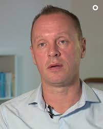 Christian Roland Larsen har i ti år kæmpet for hårdere straf til  pædofilidømte, efter han selv oplevede, at hans barn blev seksuelt krænket  i en børnehave i Beder. I dag vedtog et flertal i ...