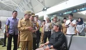 Di bandara soekarno hatta sendiri ada 3 perusahaan yang membawahi sekitar 800an porter. Pengemudi Rental Mobil Keluhkan Sepinya Penumpang Di Bandara Jambi